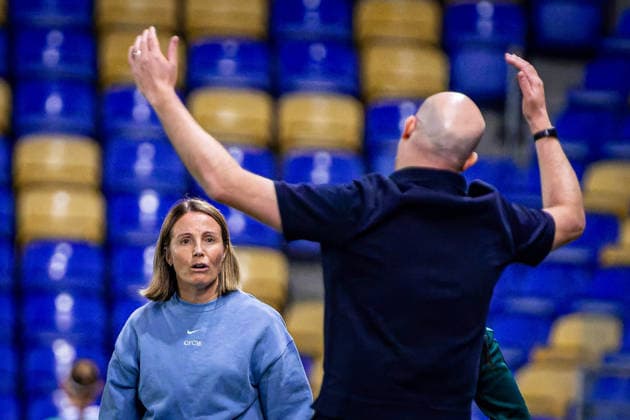 SOCCER - WCL, Chelsea vs A.Wien LONDON,ENGLAND,23.SEP.26 - SOCCER - UEFA Women s Champions League, Chelsea FC vs FK Austria Wien. Image shows head caoch Sonia Bompastor (Chelsea) and head coach Stefan Kenesei (A.Wien).  GEPAxpictures xKevinxHackner