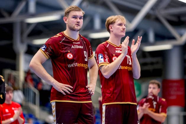23.09.2026. 2. Runde im DHB Pokal, TuSEM Essen - 1. VfL Potsdam. Enttäuschte Gesichter nach der Niederlage von Essen gegen Potsdam. Alexander Schoss (TUSEM Essen 91) Finley Werschkull (TUSEM Essen 73) enttäuscht Enttäuschung NRW Deutschland