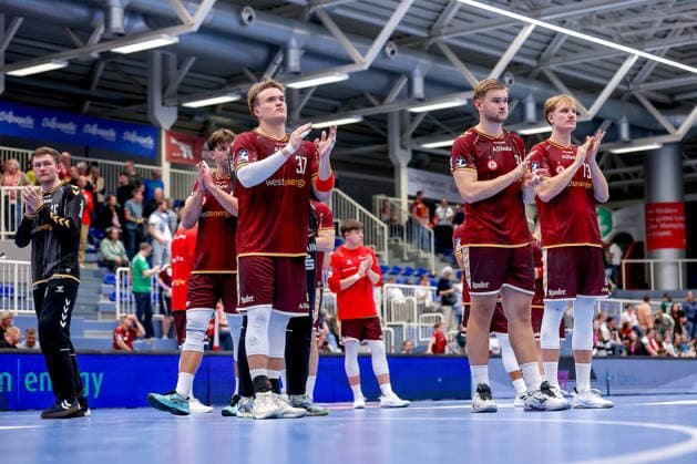 23.09.2026. 2. Runde im DHB Pokal, TuSEM Essen - 1. VfL Potsdam. Enttäuschte Gesichter nach der Niederlage von Essen gegen Potsdam. Lukas Diedrich (TUSEM Essen 16) Felix Göttler (TUSEM Essen 04) Max Neuhaus (TUSEM Essen 37) Finn Knaack (TUSEM Essen 12) Alexander Schoss (TUSEM Essen 91) Finley Werschkull (TUSEM Essen 73) enttäuscht Enttäuschung NRW Deutschland
