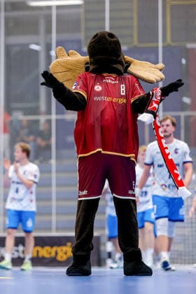 23.09.2026. 2. Runde im DHB Pokal, TuSEM Essen - 1. VfL Potsdam. Enttäuschte Gesichter nach der Niederlage von Essen gegen Potsdam. Maskottchen Elmar der Elche enttäuscht Enttäuschung NRW Deutschland