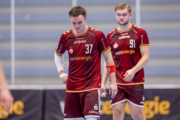 23.09.2026. 2. Runde im DHB Pokal, TuSEM Essen - 1. VfL Potsdam. Enttäuschte Gesichter nach der Niederlage von Essen gegen Potsdam. Max Neuhaus (TUSEM Essen 37) neben Alexander Schoss (TUSEM Essen 91) enttäuscht Enttäuschung NRW Deutschland