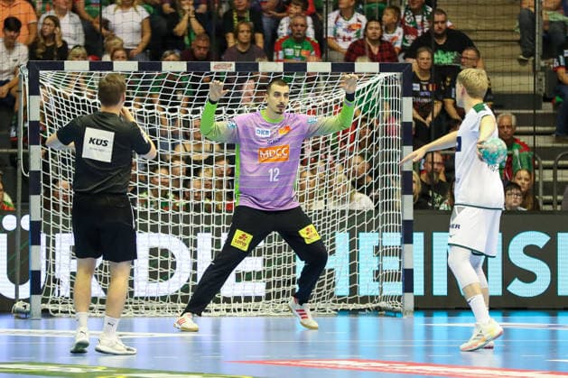 23.09.2026, xgox, Handball - DHB Pokal 2. Runde SC Magdeburg - HSG Wetzlar emspor, v.l. Matej Mandic (Magdeburg, 12) beim Siebenmeter gegen Georg Löwen (Wetzlar, 33) Magdeburg