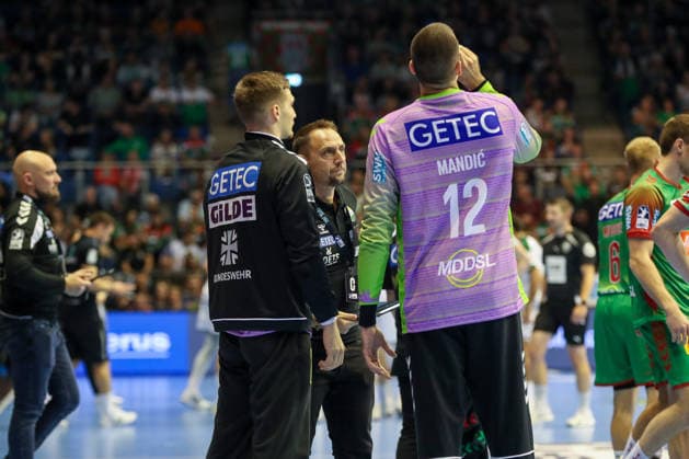 23.09.2026, xgox, Handball - DHB Pokal 2. Runde SC Magdeburg - HSG Wetzlar emspor, v.l. Dominik Kuzmanovic (Magdeburg, 1), Dino Spiranec (Magdeburg, Torwarttrainer), Matej Mandic (Magdeburg, 12) Magdeburg