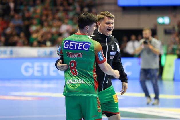 23.09.2026, xgox, Handball - DHB Pokal 2. Runde SC Magdeburg - HSG Wetzlar emspor, v.l. Tim Thielicke (Magdeburg, 8), Malte Elze (Magdeburg, 4) Jubel ueber den Sieg, Jubel nach Spielende Magdeburg