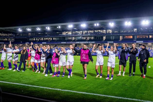 SOCCER - WCL, Chelsea vs A.Wien LONDON,ENGLAND,23.SEP.26 - SOCCER - UEFA Women s Champions League, Chelsea FC vs FK Austria Wien. Image shows the team of FK Austria Wien rejoicing with their fans.  GEPAxpictures xKevinxHackner