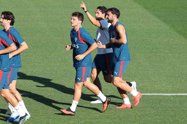 Lisbon, Portugal - September 23: Joao Neves (Portugal) and Bruno Fernandes (Portugal) during the Training Team Portugal before the UEFA Nations League 2026 27 League Phase Matchday 1 match between Portugal and Wales at Estadio Jose Alvalade in Lisbon, Portugal Copyright: HMBxMedia JoaquimxFerreira