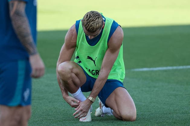 Lisbon, Portugal - September 23: Cristiano Ronaldo (Portugal) ties his shoes during the Training Team Portugal before the UEFA Nations League 2026 27 League Phase Matchday 1 match between Portugal and Wales at Estadio Jose Alvalade in Lisbon, Portugal Copyright: HMBxMedia JoaquimxFerreira