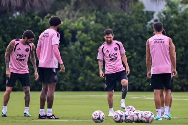 September 23, 2026, Fort Lauderdale, Florida, USA: From (L-R), RODRIGO DE PAUL (7), MICAEL DOS SANTOS (16), LIONEL MESSI (10), and SERGIO REGUILON (3) of Inter Miami CF are seen during an Inter Miami Training Session ahead of their MLS, Fussball Herren, USA game against Columbus Crew. Soccer 2026: Inter Miami FC Training - ZUMAa257 20260923_zsp_a257_002 Copyright: xChrisxArjoonx