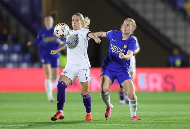 UEFA Women’s Champions League - Chelsea Women v Austria Wien Women LONDON, ENGLAND, SEPTEMBER 23: Elisa Pfattner of Austria Wien Women battles for the ball with Sjoeke Nusken of Chelsea Women during The UEFA Women’s Champions League, League Phase match between Chelsea Women v Austria Wien Women at Cherry Red Records Stadium, London, England, on September 23. (Photo by Daniel Weir) London Cherry Red Records Stadium England Copyright: xDanielxWeir SportsxPressxPhotox Sportspressphoto_SPR238334