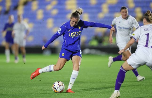 UEFA Women’s Champions League - Chelsea Women v Austria Wien Women LONDON, ENGLAND, SEPTEMBER 23: GOAL 1-0, Wieke Kaptein of Chelsea Women scores a goal to put Chelsea Women 1-0 ahead during The UEFA Women’s Champions League, League Phase match between Chelsea Women v Austria Wien Women at Cherry Red Records Stadium, London, England, on September 23. (Photo by Daniel Weir) London Cherry Red Records Stadium England Copyright: xDanielxWeir SportsxPressxPhotox Sportspressphoto_SPR238345