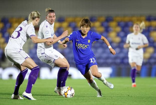 UEFA Women’s Champions League - Chelsea Women v Austria Wien Women LONDON, ENGLAND, SEPTEMBER 23: Maika Hamano of Chelsea Women on the ball during The UEFA Women’s Champions League, League Phase match between Chelsea Women v Austria Wien Women at Cherry Red Records Stadium, London, England, on September 23. (Photo by Daniel Weir) London Cherry Red Records Stadium England Copyright: xDanielxWeir SportsxPressxPhotox Sportspressphoto_SPR238436