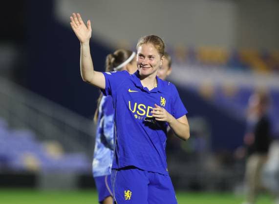 UEFA Women’s Champions League - Chelsea Women v Austria Wien Women LONDON, ENGLAND, SEPTEMBER 23: Sjoeke Nusken of Chelsea Women acknowledges the Chelsea Women fans after the 1-0 victory during The UEFA Women’s Champions League, League Phase match between Chelsea Women v Austria Wien Women at Cherry Red Records Stadium, London, England, on September 23. (Photo by Daniel Weir) London Cherry Red Records Stadium England Copyright: xDanielxWeir SportsxPressxPhotox Sportspressphoto_SPR238457