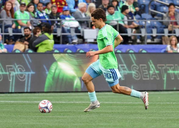 SEATTLE, WA - SEPTEMBER 23: Seattle Sounders FC forward Sebastian Gomez (90) dribbles the ball in the first half during the MLS, Fussball Herren, USA match between Real Salt Lake and Seattle Sounders FC on September 23, 2026 at Lumen Field in Seattle, Washington. (Photo by Leslie Plaza Johnson Icon Sportswire) SOCCER: SEP 23 MLS Seattle Sounders FC vs Real Salt Lake EDITORIAL USE ONLY Icon260923004