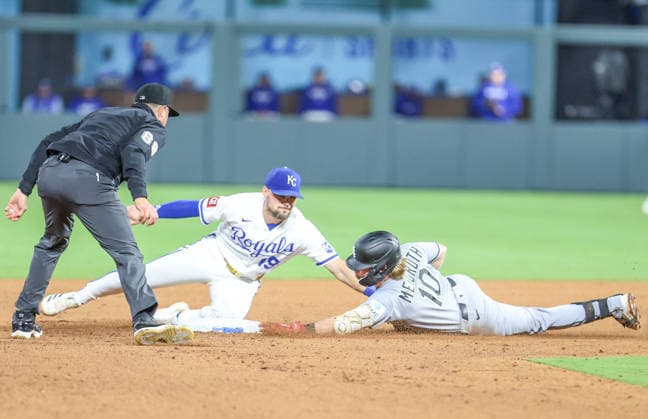 SEP 23, 2026: Chicago White Sox infielder Chase Meidroth (10) was tagged out trying to stretch a double by Kansas City Royals infielder Michael Massey (19) in the 6th inning against the Kansas City Royals at Kauffman Stadium in Kansas City, MO. CSM MLB, Baseball Herren, USA 2026: White Sox Vs Royals September 23rd  - ZUMAc04_ 20260923_zma_c04_017 Copyright: xRomanxPunox