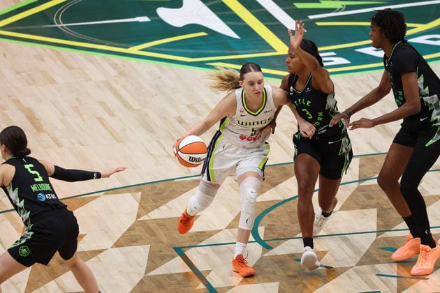September 23, 2026, Seattle, Washington, USA: Dallas Wings guard PAIGE BUECKERS (5) drives to the rim while defended Seattle Storm forward TAYLOR THIERRY (3) during the third quarter of the WNBA, Basketball Damen, USA match between the Seattle Storm and Dallas Wings at Climate Pledge Arena in Seattle. WNBA 2026: Dallas 103:91 Seattle  - ZUMAd218 20260923_zsp_d218_020 Copyright: xRichardxDizonx