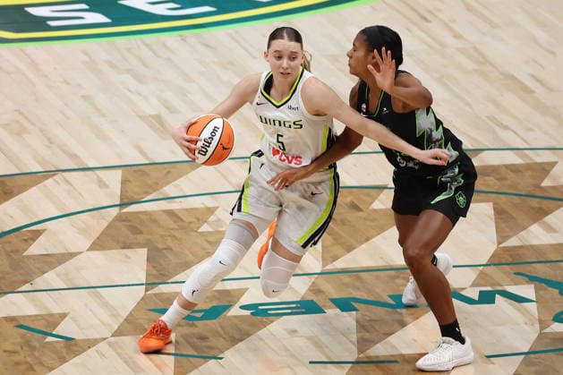 September 23, 2026, Seattle, Washington, USA: Dallas Wings guard PAIGE BUECKERS (5) controls the ball while guarded by Seattle Storm forward TAYLOR THIERRY (3) during the third quarter of the WNBA, Basketball Damen, USA match between the Seattle Storm and Dallas Wings at Climate Pledge Arena in Seattle. WNBA 2026: Dallas 103:91 Seattle  - ZUMAd218 20260923_zsp_d218_022 Copyright: xRichardxDizonx