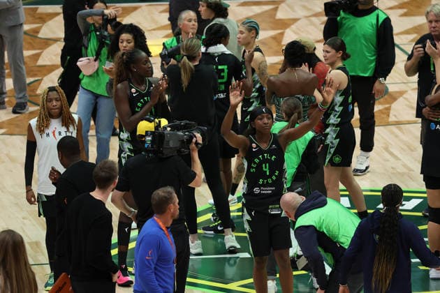 September 23, 2026, Seattle, Washington, USA: Seattle Storm guard FLAU JAE JOHNSON (4) waves to fans following the teamÃ¢â‚¬â ¢s loss in the WNBA, Basketball Damen, USA match between the Seattle Storm and Dallas Wings at Climate Pledge Arena in Seattle. WNBA 2026: Dallas 103:91 Seattle  - ZUMAd218 20260923_zsp_d218_032 Copyright: xRichardxDizonx