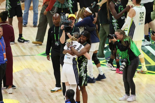 September 23, 2026, Seattle, Washington, USA: Dallas Wings guard PAIGE BUECKERS (5) and Seattle Storm guard FLAU JAE JOHNSON (4) share an embrace following the WNBA, Basketball Damen, USA match between the Seattle Storm and Dallas Wings at Climate Pledge Arena in Seattle. WNBA 2026: Dallas 103:91 Seattle  - ZUMAd218 20260923_zsp_d218_033 Copyright: xRichardxDizonx