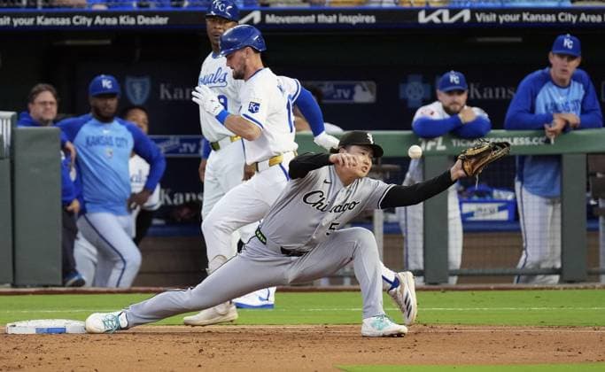 Baseball: White Sox vs. Royals Chicago White Sox first baseman Munetaka Murakami fails to catch the ball after a throwing error by shortstop Colson Montgomery as the Kansas City Royals Michael Massey (back) singles in the first inning of a baseball game at Kauffman Stadium in Kansas City, Missouri, on Sept. 23, 2026.  A14AA0005628443P