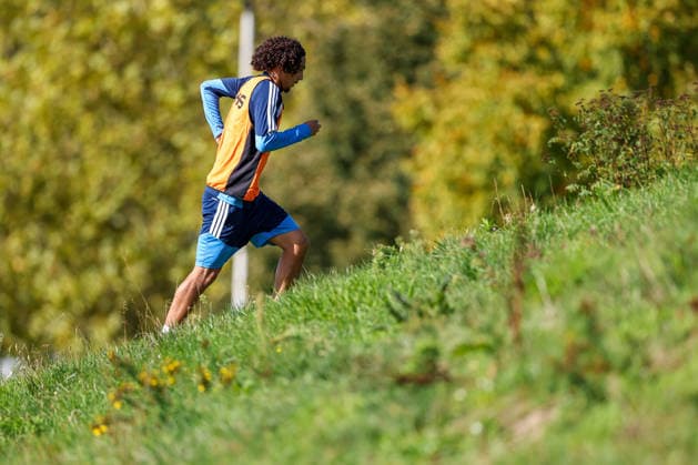 23.09.2026, Fussball, Training des FC Schalke 04. Arian Güzel (U19 FC Schalke 04) auf der Suche nach dem Ball Gelsenkirchen Trainingsgelände FC Schalke 04 NRW Deutschland xRHR-FOTO YYx Copyright: RHR-FOTOx RHR-FOTO YY