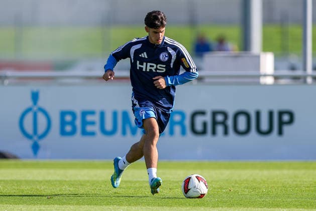 23.09.2026, Fussball, Training des FC Schalke 04. Edion Gashi (U19) Gelsenkirchen Trainingsgelände FC Schalke 04 NRW Deutschland xRHR-FOTO YYx Copyright: RHR-FOTOx RHR-FOTO YY