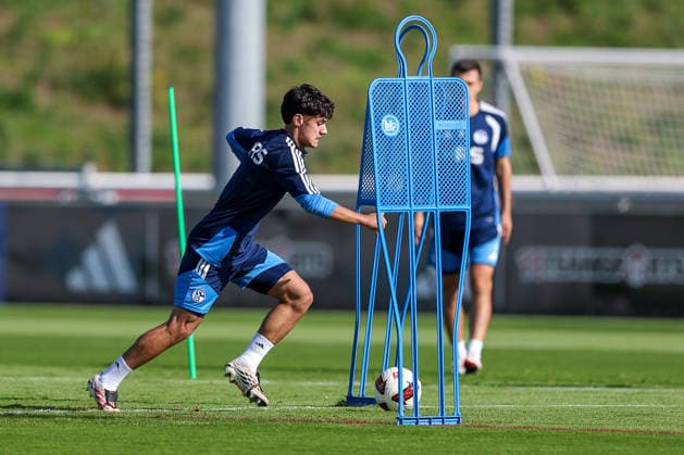 23.09.2026, Fussball, Training des FC Schalke 04. Louis Tober (U23 Schalke04 20) Gelsenkirchen Trainingsgelände FC Schalke 04 NRW Deutschland xRHR-FOTO YYx Copyright: RHR-FOTOx RHR-FOTO YY