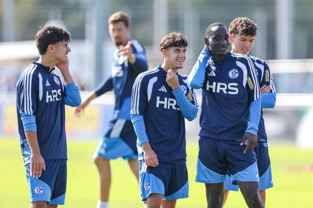23.09.2026, Fussball, Training des FC Schalke 04. Edion Gashi neben), Paul Ndiaye Gelsenkirchen Trainingsgelände FC Schalke 04 NRW Deutschland xRHR-FOTO YYx Copyright: RHR-FOTOx RHR-FOTO YY