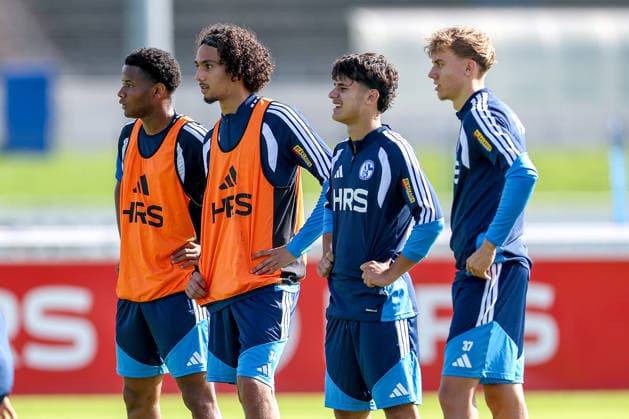 23.09.2026, Fussball, Training des FC Schalke 04. 16 (FC Schalke 04) Arian Güzel (U19 FC Schalke 04) Edion Gashi, , Max Grüger (FC Schalke 04) Gelsenkirchen Trainingsgelände FC Schalke 04 NRW Deutschland xRHR-FOTO YYx Copyright: RHR-FOTOx RHR-FOTO YY