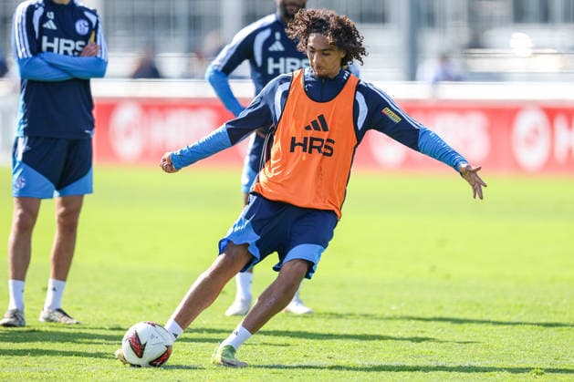 23.09.2026, Fussball, Training des FC Schalke 04. Arian Güzel (U19 FC Schalke 04) Gelsenkirchen Trainingsgelände FC Schalke 04 NRW Deutschland xRHR-FOTO YYx Copyright: RHR-FOTOx RHR-FOTO YY