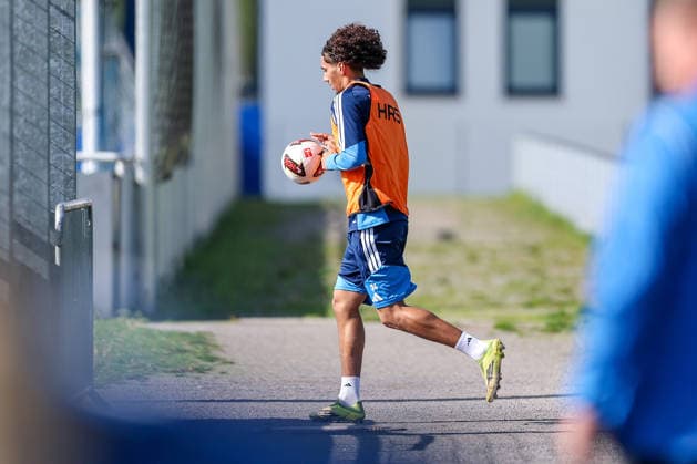 23.09.2026, Fussball, Training des FC Schalke 04. Arian Güzel (U19 FC Schalke 04) auf der Suche nach dem Ball Gelsenkirchen Trainingsgelände FC Schalke 04 NRW Deutschland xRHR-FOTO YYx Copyright: RHR-FOTOx RHR-FOTO YY
