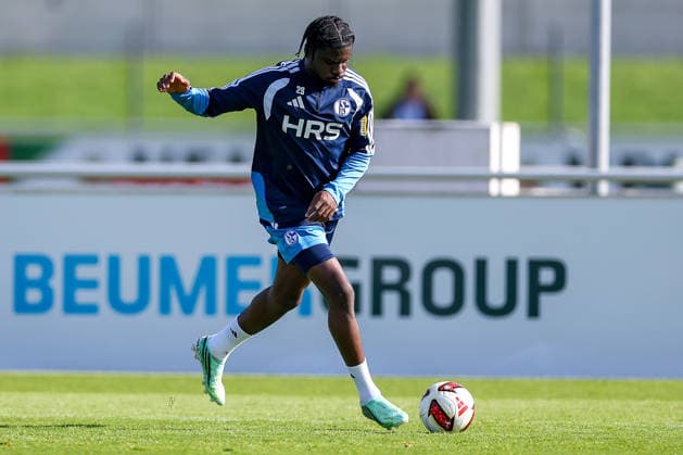 23.09.2026, Fussball, Training des FC Schalke 04. Junior Dina Ebimbe (FC Schalke 04) Gelsenkirchen Trainingsgelände FC Schalke 04 NRW Deutschland xRHR-FOTO YYx Copyright: RHR-FOTOx RHR-FOTO YY