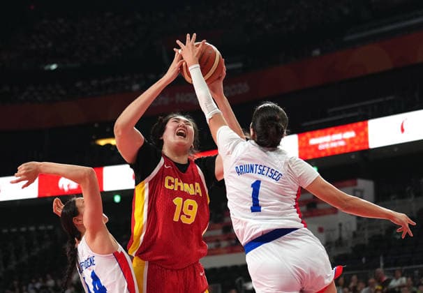 (260924) -- NAGOYA, Sept. 24, 2026 -- Zhang Ziyu (C) of China competes against Ariuntsetseg Bat-Erdene (R) and Bolor-erdene Baatar of Mongolia during the women s quarterfinal match between Mongolia and China at 20th Asian Games Aichi-Nagoya 2026 in Nagoya, Japan, Sept. 24, 2026. ) (SP)JAPAN-NAGOYA-ASIAN GAMES-BASKETBALL-WOMEN S QUARTERFINAL-CHN VS MGL ZhangxHaobo 