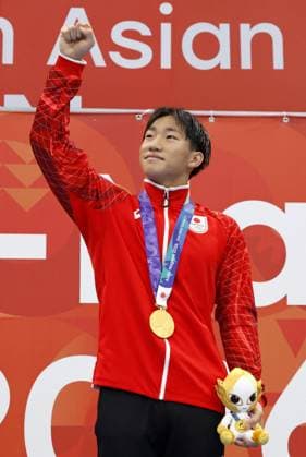 Aichi-Nagoya Asian Games: Swimming Japanese swimmer Shin Ohashi poses after winning the Aichi-Nagoya Asian Games men s 200-meter breaststroke gold with a world record at Tokyo Aquatics Centre in Tokyo on Sept. 24, 2026.  A14AA0005628524P