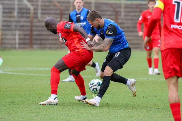 Julian Ulbricht (SV Waldhof Mannheim, 10), Amara Conde (SV 07 Elversberg, 6) beim Zweikampf Fussball: Testspiel, SV Waldhof Mannheim vs. SV 07 Elversberg am 24.09.2026 in Mannheim (Seppl-Herberger-Stadion), Deutschland Mannheim Seppl-Herberger-Stadion Deutschland Copyright: xFranzxReindelx