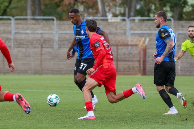 Noah Sarenren Bazee (SV Waldhof Mannheim, 37), Frederik Schmahl (SV 07 Elversberg, 17) Fussball: Testspiel, SV Waldhof Mannheim vs. SV 07 Elversberg am 24.09.2026 in Mannheim (Seppl-Herberger-Stadion), Deutschland Mannheim Seppl-Herberger-Stadion Deutschland Copyright: xFranzxReindelx