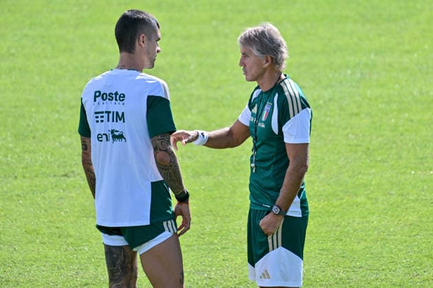 foto IPP lisa guglielmi Coverciano - Firenze 24-09-2026 Raduno della Nazionale di Calcio dell Italia nella foto Roberto Mancini (allenatore Italia) parla con Gianluca Mancini (Italia) italy photo press world copyright italy ITALY  Copyright: xR4924_italyphotopressx