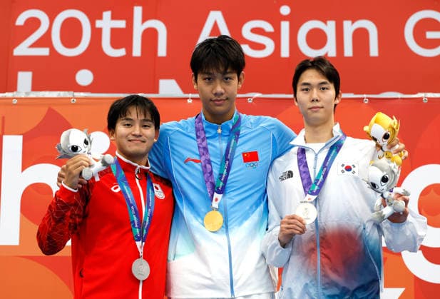 (260924) -- TOKYO, Sept. 24, 2026 -- Gold medalist Zhang Zhanshuo (C) of China, silver medalist Tabuchi Kaito (L) of Japan and bronze medalist Kim Junwoo of South Korea pose during the awarding ceremony for the men s 800m freestyle at the 20th Asian Games Aichi-Nagoya 2026 in Tokyo, Japan, Sept. 24, 2026. ) (SP)JAPAN-TOKYO-ASIAN GAMES-SWIMMING-MEN S 800M FREESTYLE WuxZhizun 
