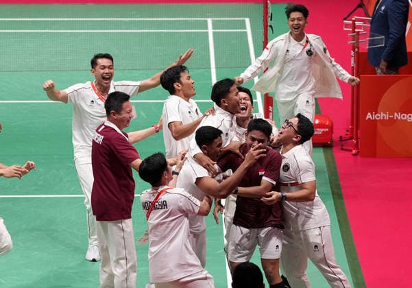 (260924) -- ICHINOMIYA, Sept. 24, 2026 -- Team Indonesia celebrate victory after the men s team final of badminton between China and Indonesia at the 20th Asian Games Aichi-Nagoya 2026 in Ichinomiya of Aichi Prefecture, Japan, Sept. 24, 2026. ) (SP)JAPAN-ICHINOMIYA-ASIAN GAMES-BADMINTON-MEN S TEAM HouxZhaokang 