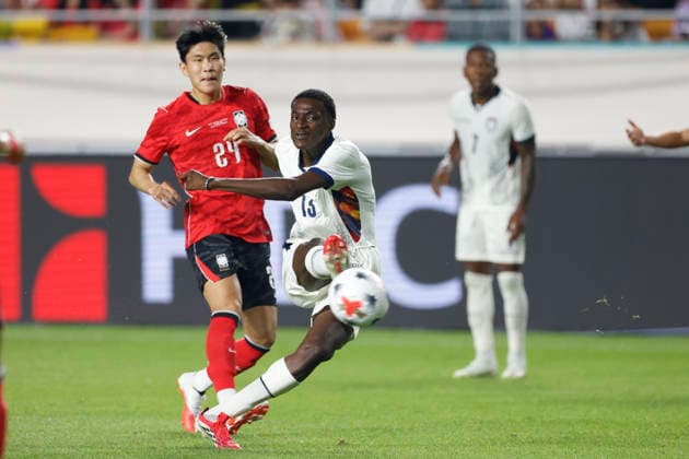South Korea v Ecuador - International Friendly, Länderspiel, Nationalmannschaft Match Kim Bongsu of South Korea and Juan Riquelme Angulo of Ecuador compete during an international friendly match presented by Hana Bank between the Republic of Korea and Ecuador at World Stadium in Suwon, South Korea, on September 24, 2026. Suwon GYEONGGI South Korea  Copyright: xSeung-ilxRyux originalFilename:ryu-football260924_np98J.jpg