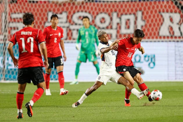 South Korea v Ecuador - International Friendly, Länderspiel, Nationalmannschaft Match Lee Jaesung of South Korea and Pedro Vite of Ecuador compete during an international friendly match presented by Hana Bank between the Republic of Korea and Ecuador at World Stadium in Suwon, South Korea, on September 24, 2026. Suwon GYEONGGI South Korea  Copyright: xSeung-ilxRyux originalFilename:ryu-football260924_npvjO.jpg