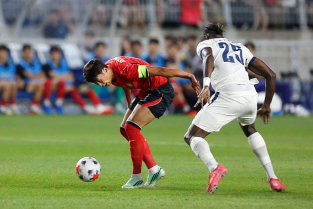 South Korea v Ecuador - International Friendly, Länderspiel, Nationalmannschaft Match Son Heungmin of South Korea and Jackson Porozo of Ecuador in action during an international friendly match presented by Hana Bank between the Republic of Korea and Ecuador at World Stadium in Suwon, South Korea, on September 24, 2026. Suwon GYEONGGI South Korea  Copyright: xSeung-ilxRyux originalFilename:ryu-football260924_npVxt.jpg