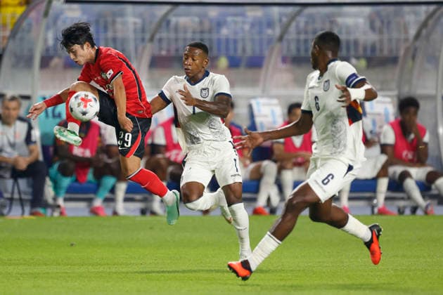 South Korea v Ecuador - International Friendly, Länderspiel, Nationalmannschaft Match Jeong Seungwon of South Korea and Hernan Galindez of Ecuador compete during an international friendly match presented by Hana Bank between the Republic of Korea and Ecuador at World Stadium in Suwon, South Korea, on September 24, 2026. Suwon GYEONGGI South Korea  Copyright: xSeung-ilxRyux originalFilename:ryu-football260924_npYEC.jpg