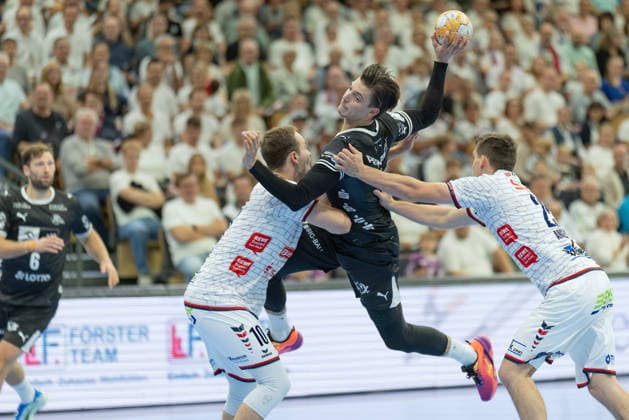 TV Hüttenberg - THW Kiel, DHB-Pokal Domen Makuc (THW Kiel, 35) setzt sich gegen Paul Ohl (TV Hüttenberg, 10) und Leif Haack (TV Hüttenberg, 20) durch. DHB-Pokalspiel der 2. Runde zwischen dem TV Hüttenberg und dem THW Kiel am 23. September 2026 in der Buderus-Arena in Wetzlar., Wetzlar Hessen Deutschland Buderus-Arena