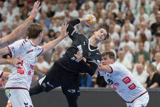 TV Hüttenberg - THW Kiel, DHB-Pokal Domen Makuc (THW Kiel, 35) gegen Tizian Weimer (TV Hüttenberg, 24). DHB-Pokalspiel der 2. Runde zwischen dem TV Hüttenberg und dem THW Kiel am 23. September 2026 in der Buderus-Arena in Wetzlar., Wetzlar Hessen Deutschland Buderus-Arena