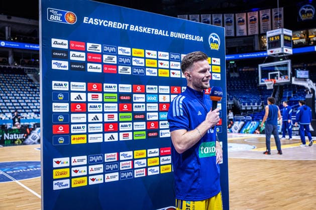 Basketball Berlin 24.09.2026 Saison 2026 2027 EasyCredit BBL 1. Bundesliga Männer, Herren Alba Berlin - Skyliners Frankfurt Sponsorboard Martin Hermannsson (Alba Berlin, No.15)