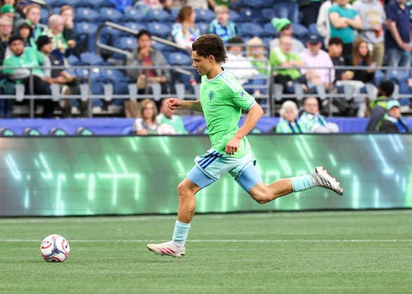 SEATTLE, WA - SEPTEMBER 23: Seattle Sounders FC forward Sebastian Gomez (90) dribbles the ball in the first half during the MLS, Fussball Herren, USA match between Real Salt Lake and Seattle Sounders FC on September 23, 2026 at Lumen Field in Seattle, Washington. (Photo by Leslie Plaza Johnson Icon Sportswire) SOCCER: SEP 23 MLS Seattle Sounders FC vs Real Salt Lake EDITORIAL USE ONLY Icon260923053