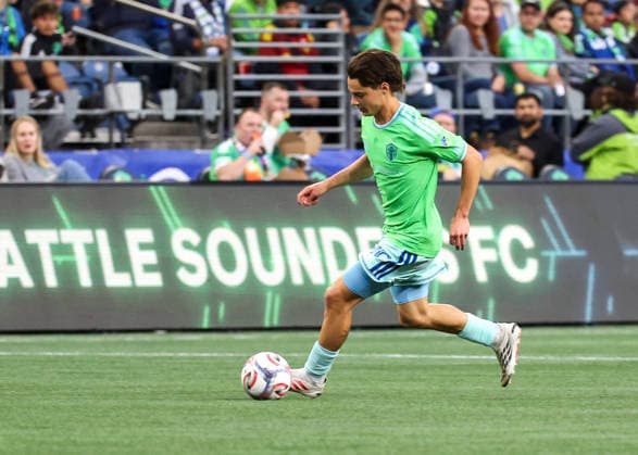 SEATTLE, WA - SEPTEMBER 23: Seattle Sounders FC forward Sebastian Gomez (90) dribbles the ball in the first half during the MLS, Fussball Herren, USA match between Real Salt Lake and Seattle Sounders FC on September 23, 2026 at Lumen Field in Seattle, Washington. (Photo by Leslie Plaza Johnson Icon Sportswire) SOCCER: SEP 23 MLS Seattle Sounders FC vs Real Salt Lake EDITORIAL USE ONLY Icon260923054