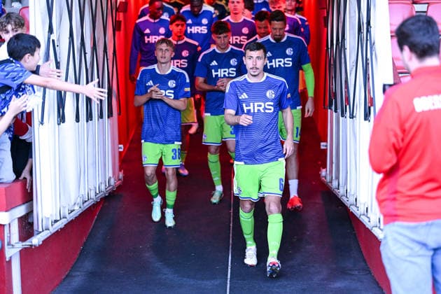 24.09.2026, Fussball, Saison 2026 2027, Testspiel, Rot-Weiß Oberhausen - FC Schalke 04, Spielertunnel RWO, Luca Vozar (FC Schalke 04), Ron Schallenberg (FC Schalke 04) Oberhausen Stadion Niederrhein Nordrhein-Westfalen Deutschland xRHR-FOTO YYx Copyright: KROEGER RHR-FOTOx RHR-FOTO YY