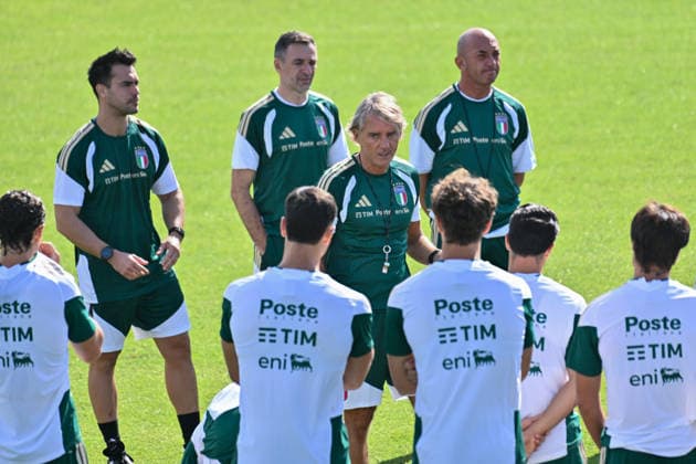 IPA88920441 - Italy s head coach, Roberto Mancini, speaks to Italian players during TEAM ITALY - TRAINING, a UEFA Nations League soccer match in Florence, Italy, on September 24, 2026  Copyright: xLisaxGuglielmi IPAxSportx xx IPA88920441