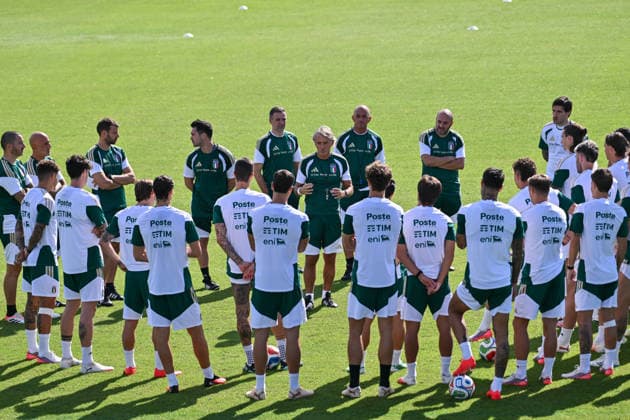 IPA88920442 - Italy s head coach, Roberto Mancini, speaks to the Italian players during TEAM ITALY - TRAINING, a UEFA Nations League soccer match in Florence, Italy, on September 24, 2026  Copyright: xLisaxGuglielmi IPAxSportx xx IPA88920442